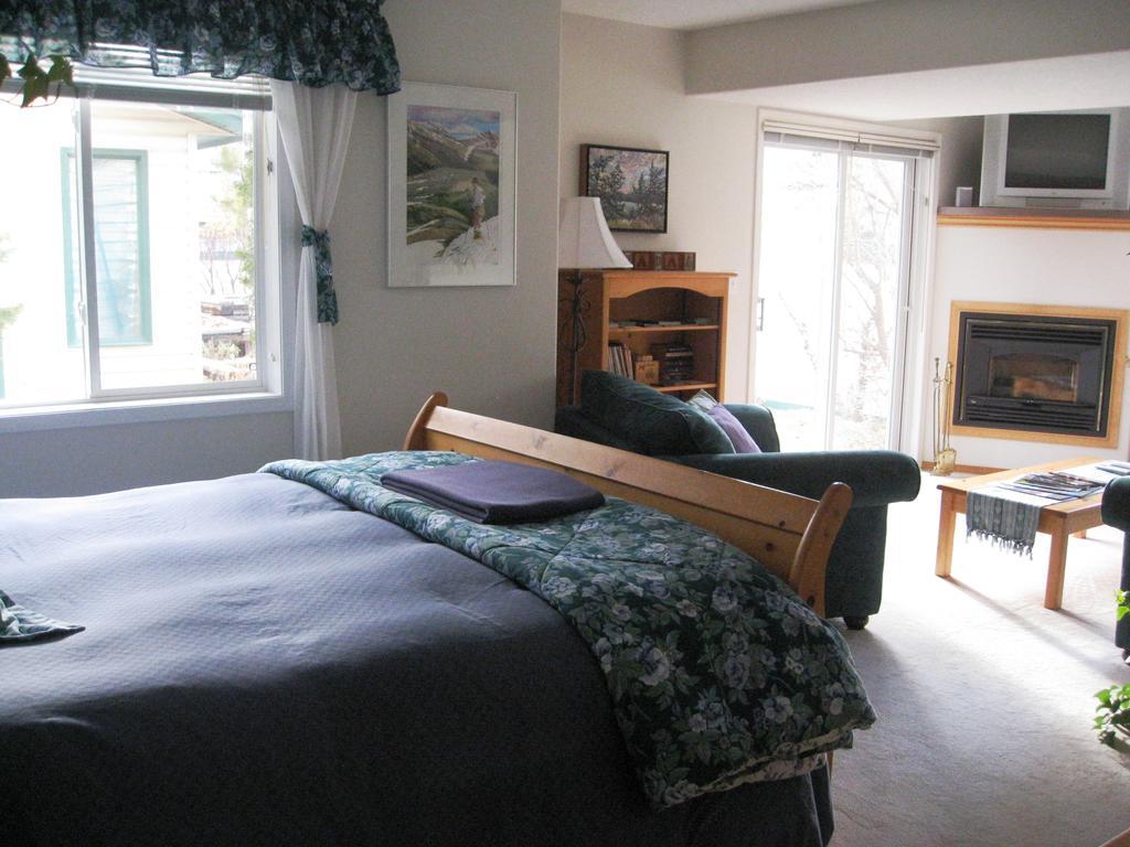 Avens Renaissance B&B Canmore Room photo