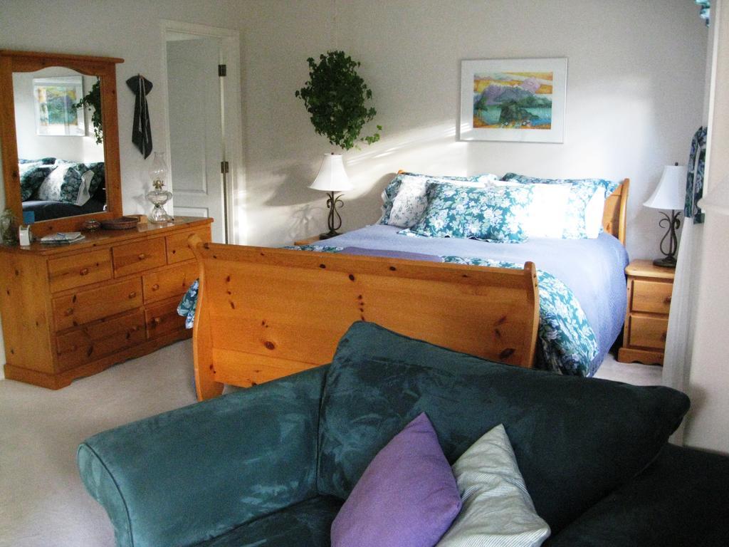 Avens Renaissance B&B Canmore Room photo