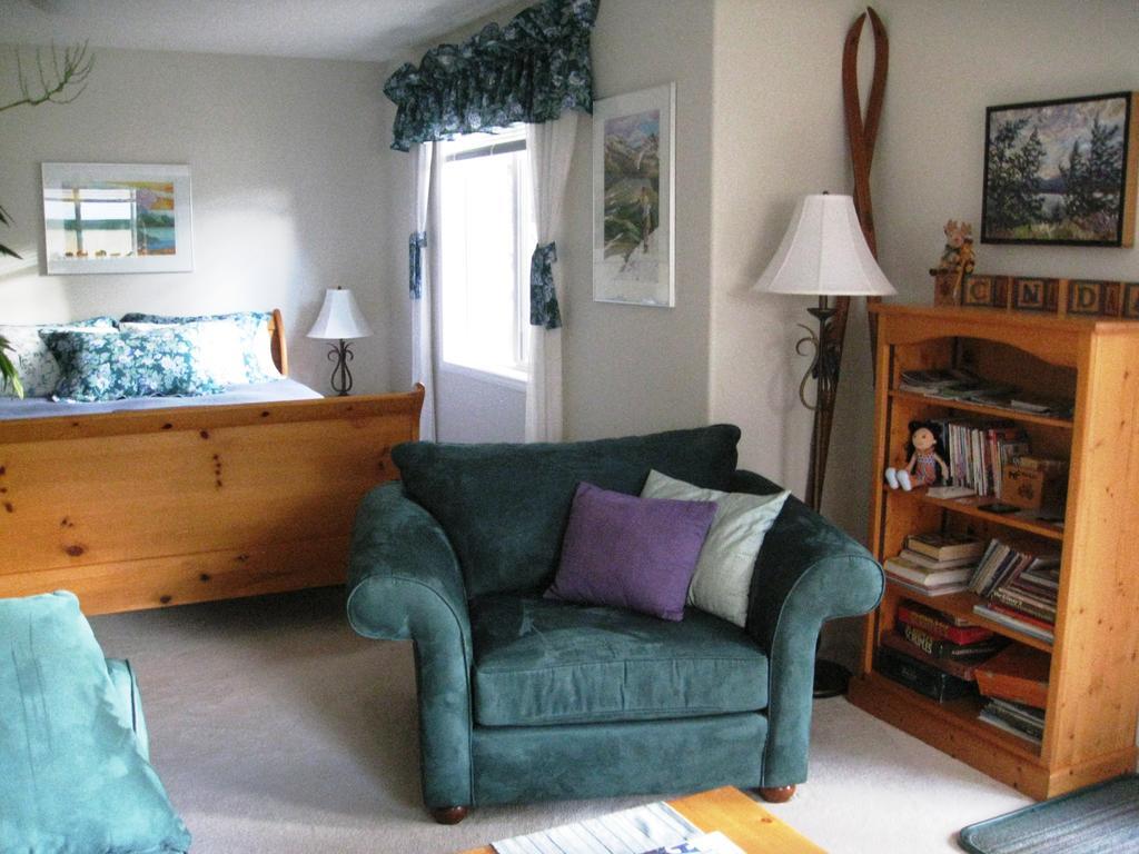 Avens Renaissance B&B Canmore Room photo