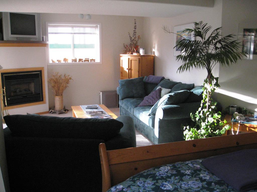Avens Renaissance B&B Canmore Room photo